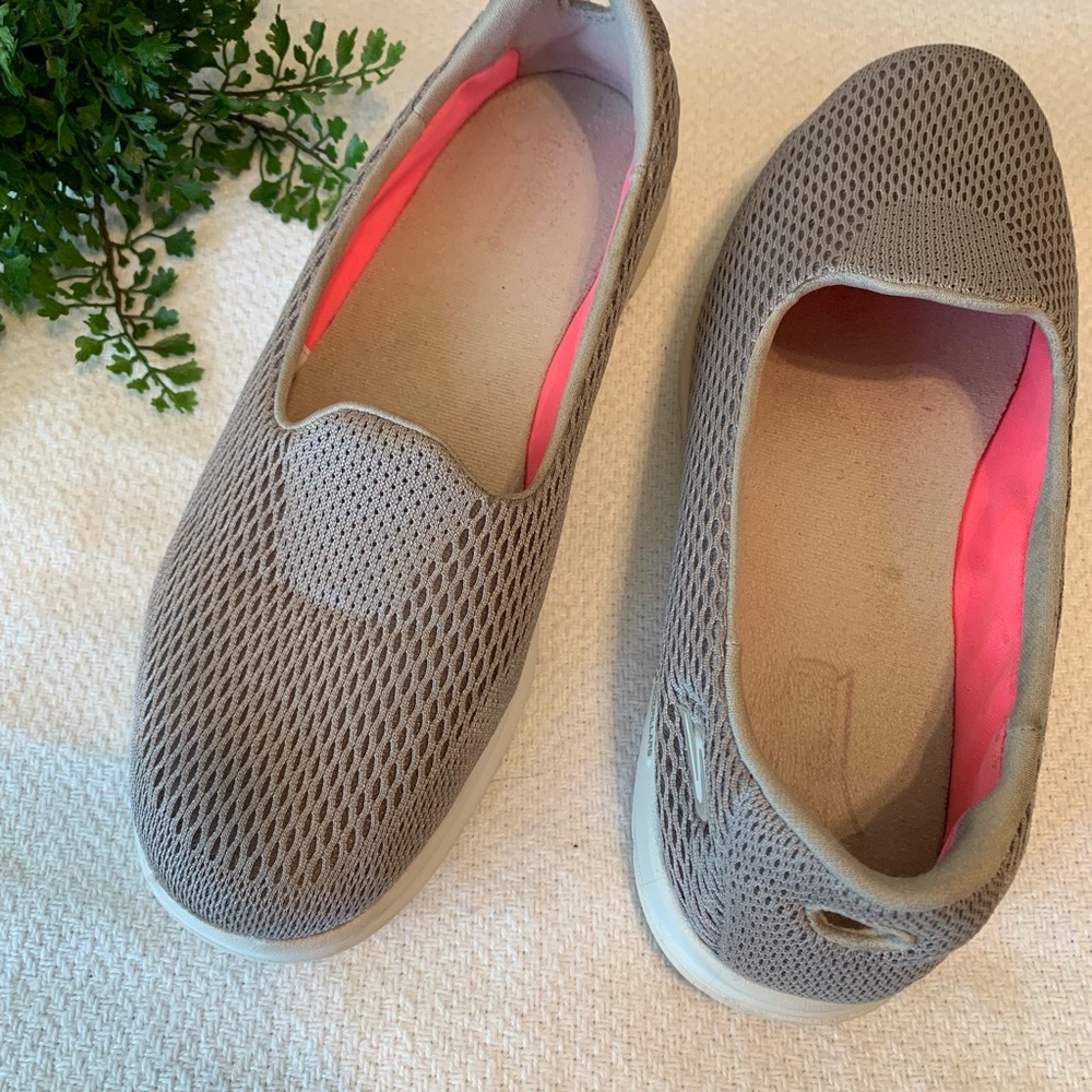 Skechers